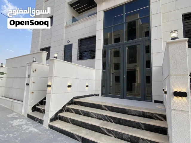 شقه طابق ارضي معلق في الزرقاء -مدينه الشرق من تصميم شركة خالد المعلواني للإسكان حيث الاناقه والراحه