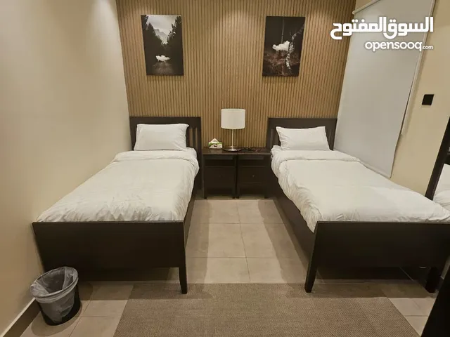 شقق شقة للايجار الرياض حي الملقا  ثلاث غرفة  صالة  مطبخ  ثلاث حمامات  الشقة مفروشة بلكامل  السعر 35