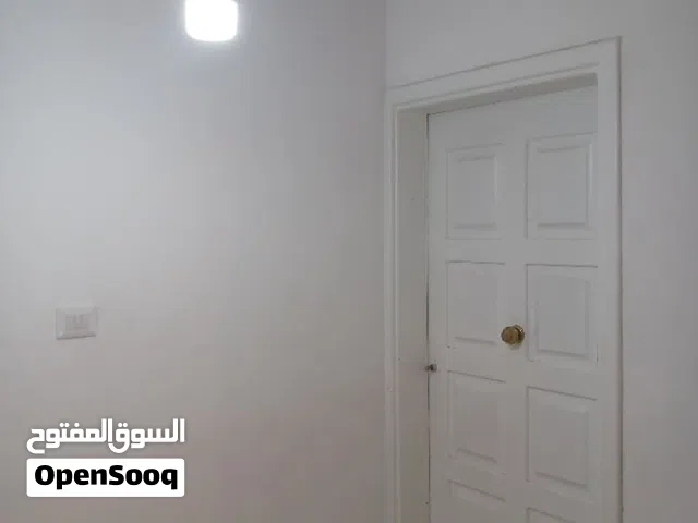 شقة حديثة البناء بالدور الأول