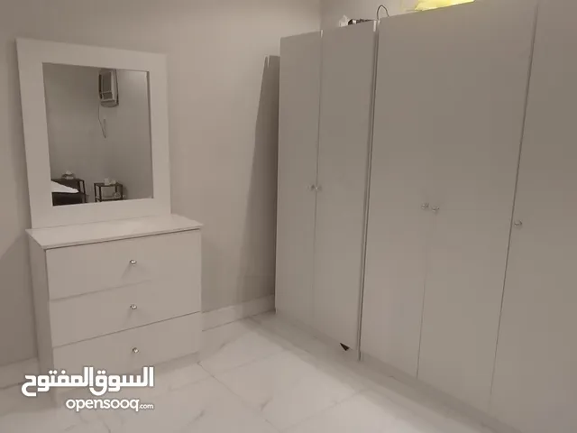 غرفة نوم وتكيف اسبليت و تربيزة من ايكيا فرش بيت كل الأغراض استخدام 6 شهور وكله جديد عدد 10 اصناف