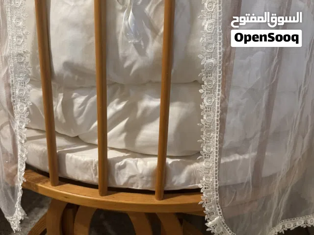 سرير اطفال دائري مع الملحقات بحالة ممتازة