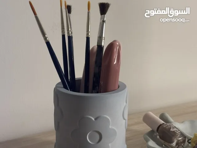 حامل اقلام وفرش مصنوعة يدوياً