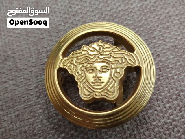 إبزيم حزام (Belt Buckle) يحمل شعار "ميدوسا" الشهير لعلامة فيرزاتشي