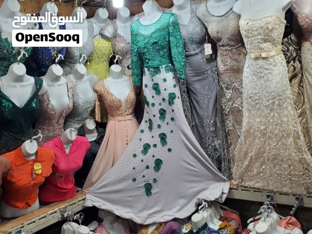 معرض ملابس نسائية جاهزة وأدوات تجميل