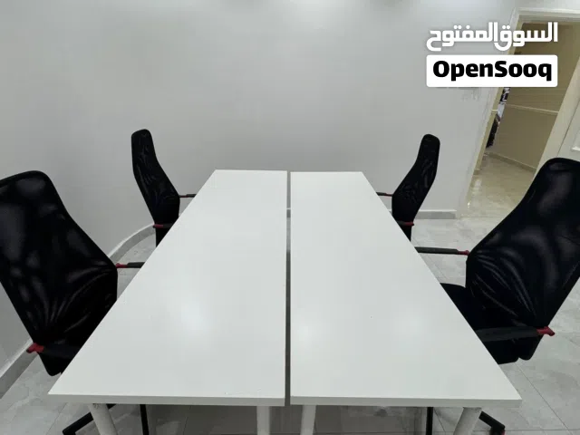 للبيع طاولة اجتماعات من ايكيا مع 4 كراسي من ايكيا نظيفه وشبه جديده مستعمل خفيف جداا