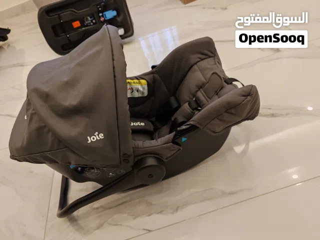 مقعد أطفال مع قاعدته الأصلية نوع Joie لسهولة الحركة استخدام خفيف جدا، بحالة الجديد.