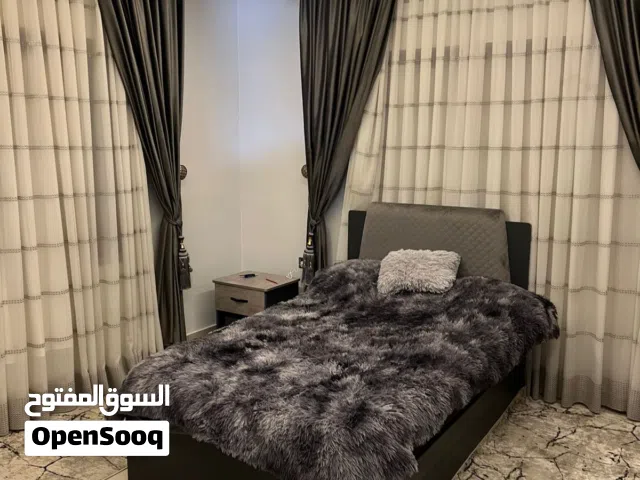 غرفة لامنيت استعمال بسيط للبيع مع البرادي والسجادة والمكتب