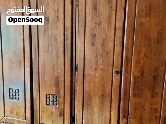 غرفة نوم  شباب خشب ماليزي ثقيل مكونة من سريرين مفرد و نص و خزانة 4 درف كوميدينا 2 و تسريحة