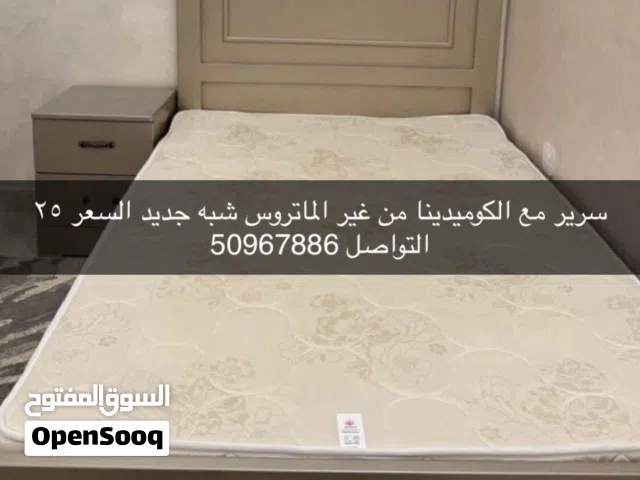 سرير وطاولات