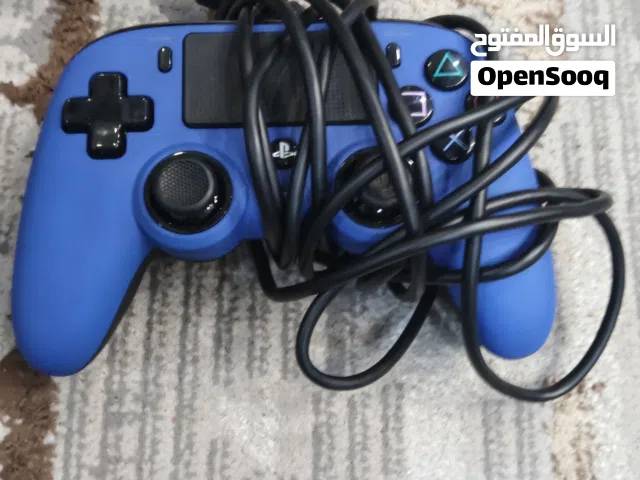 هذا الجهاز هو وحدة تحكم سلكية مدمجة (Wired Compact Controller) لجهاز بلايستيشن 4 (PS4) من تصنيع شركة