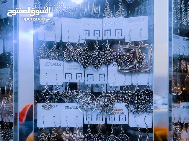 ارتقي بإطلالتكِ مع تشكيلتنا الجديدة من أقراط_الفضة الفاخرة، المصممة لتُبهر وتُبرز جمالكِ.