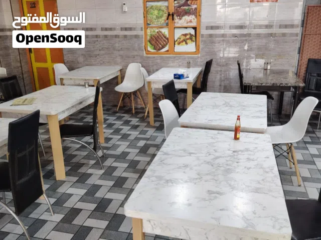مطعم للبيع شغال ومجهز بالكامل مع العماله وتوجد ارباح شهريه يحتاج تسويق فقط