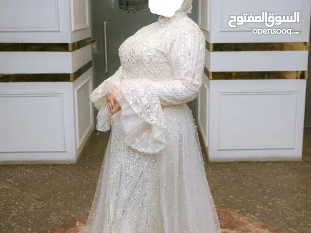 فستان خطوبة سواريه مطرز هاند ميد + كاب تول لولي