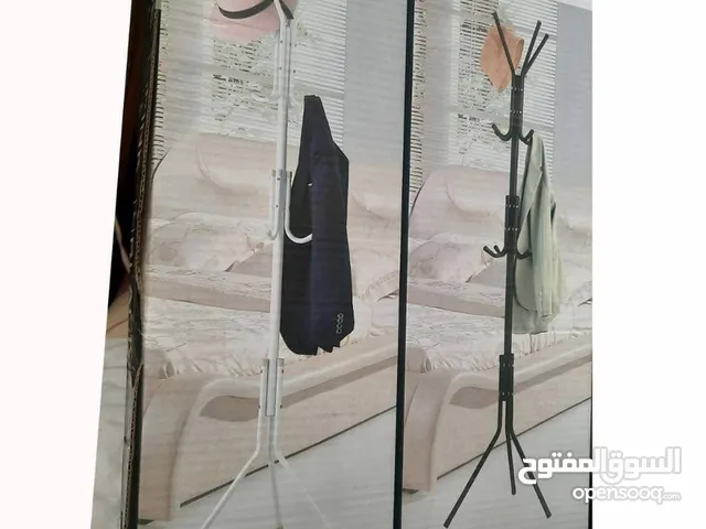 علاقة الملابس الجديدة
