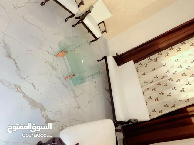 طقم كنب جلد 7مقاعد مع طربيزة سكريت  تفصيل خشب زان صلب وأسفنج ضغط وقماش