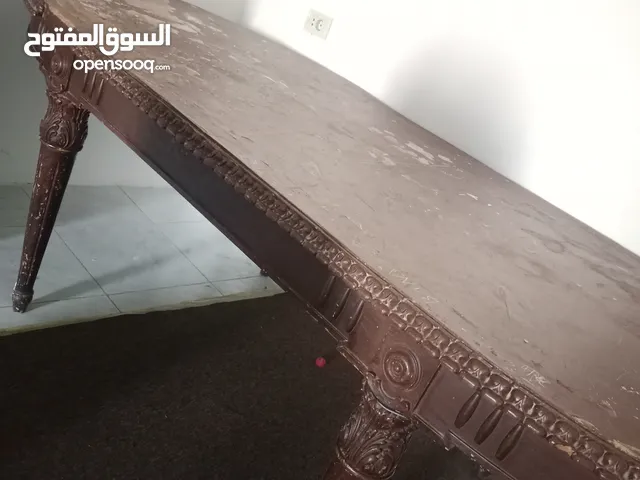 طاولة سفرة مستعملة خشب ثقيل للبيع بسعر مغري جدا طاولة خشب كبيرة تتسع عشر كراسي