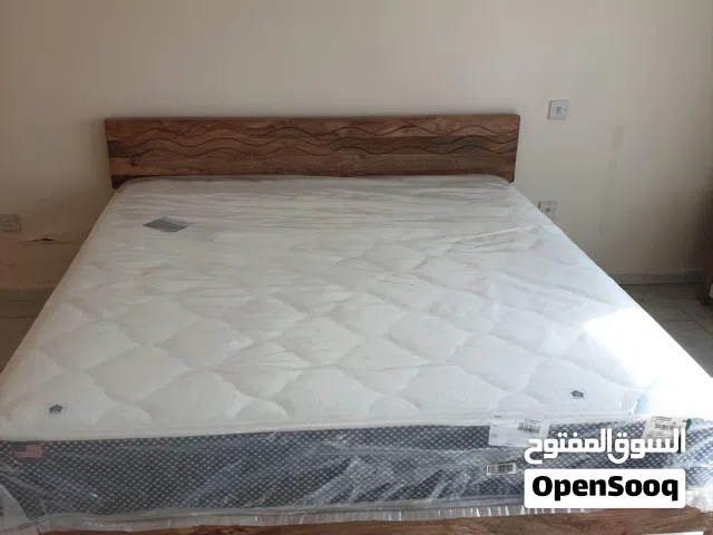 سرير خشب طبيعي كنج سايز مع مرتبة امريكي