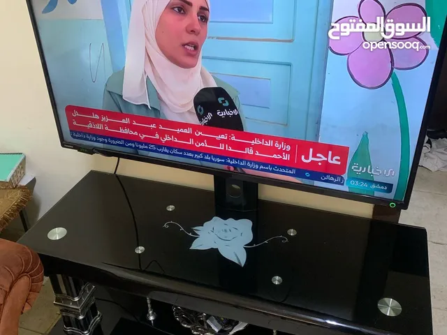 شاشة مع طاولة +طاولة خشب بسعر معقول الشاشة مع الطاولة 70 دينار ستتعمال نظيف الطاولة الخشب 25