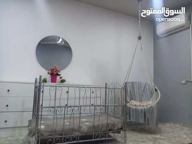 سرير او تخت اطفال مع فرشته