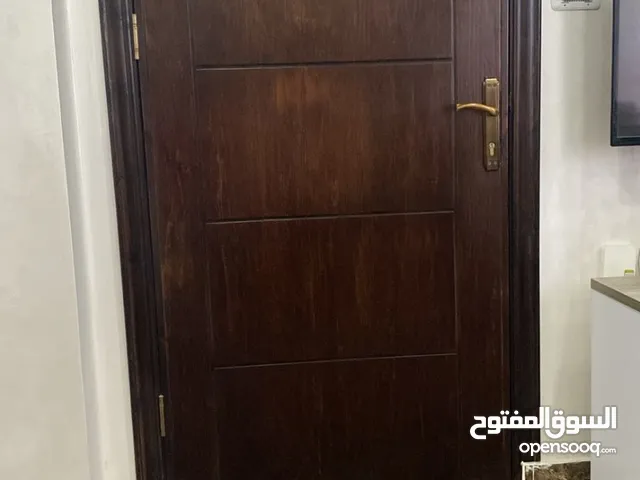 ابواب خشب بحالة ممتازة