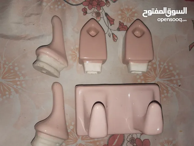 فرصة للناس اللي بتحب الحاجات النادرة! طقم أكسسوارات حمّام سيراميك جديد – لون وردي قديم مش موجود