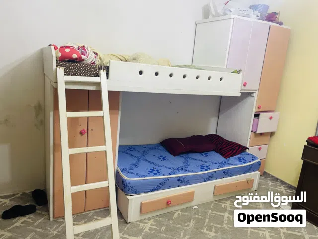 غرفة نوم طابقين مع خزاين