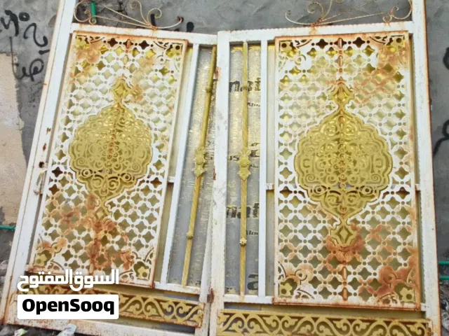 باب حديد للبيع  وبي مجال  والعرض باب نضيف
