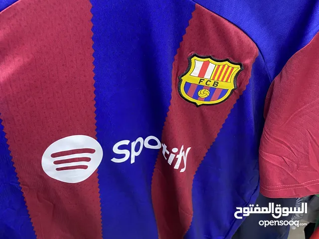 تيشيرت برشلونا الموسم الماضي موسم 2024 ماعليه اسم
