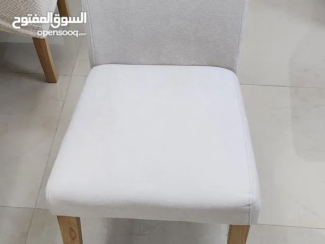 طاولة و اربع كراسي جديد استعمال اقل من سنة