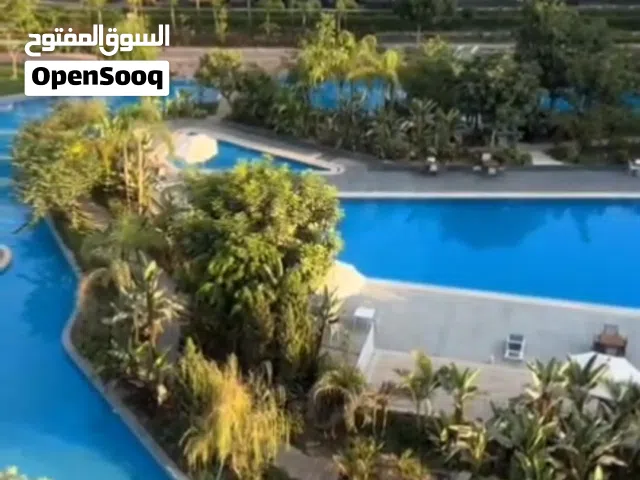 شقة 3 غرف بكمبوند ساكن وحيوي بمقدم والباقي اقساط