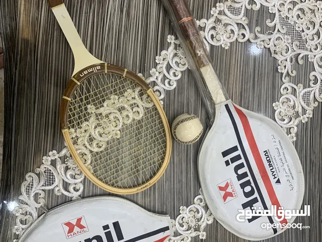 مضارب تنس مع كرة بيسبول