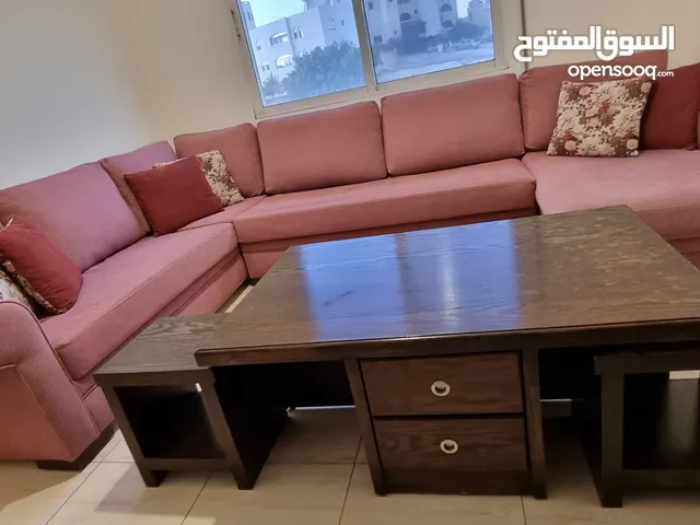 كورنر غرفة جلوس مع طاولة وسطية