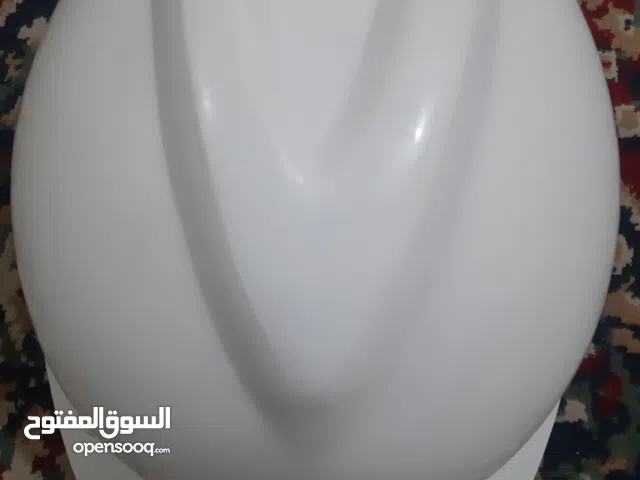 للبيع عدد 3 خوذة عمل MSA لأغراض السلامة للمهندسين والفنيين.