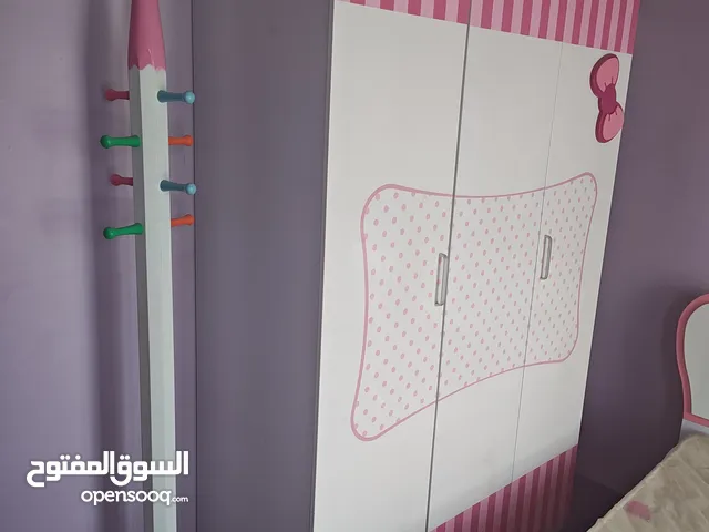 غرفه نوم اطفال ( بناتي ) جديده للبيع مع الفرش والستاير والموكيت نوعيه فخمه جداً