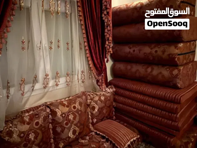 جلسة تتكون من 10منادير 12المسند 10مخاد صغار22مخدة كبيرة