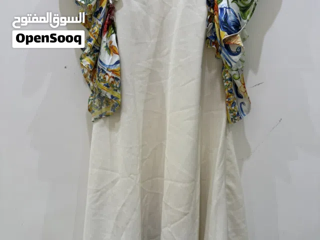فساتين بنات تقريبا لبسه وحده او لبستين  فيه منهم من عمر خمس سنين الى سبع سنين وفيه منهم من ثمن سنين