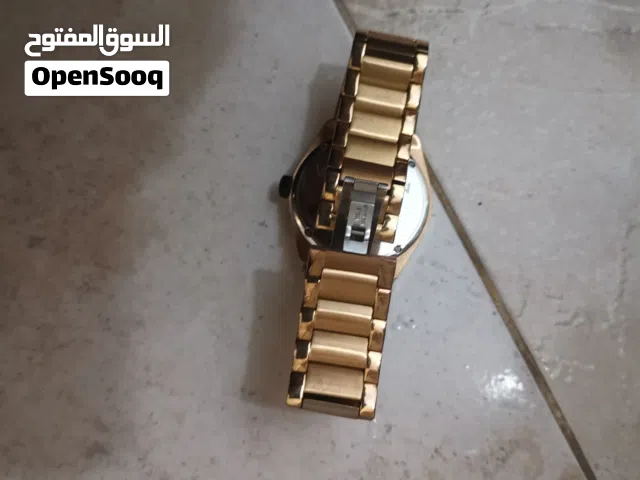 الساعة هي ساعة رجالية من ماركة ويسترن (Western Watches). [1, 2]