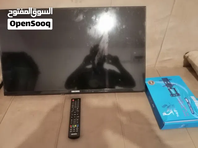 شاشة سامسونج شبة جديد 32 بوص LED معها القاعدة جديد