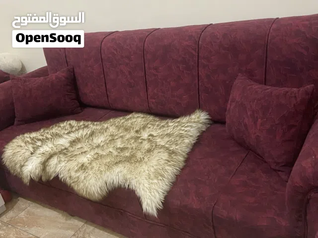 طقم كنب مكون من سبع مقاعد