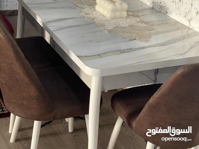 طاولة أكل شبه جديده