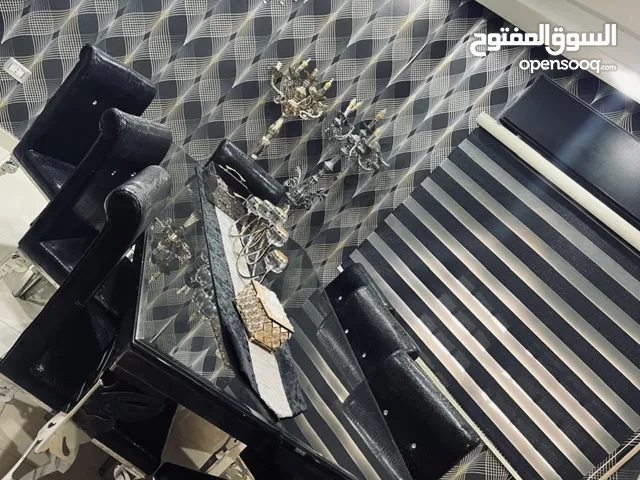 طاولة سفرة طاولة وكراسي فقط بحالة ممتازه