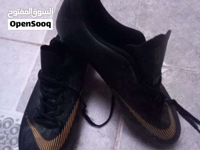 حذاء  رياضي  كرت  قدم