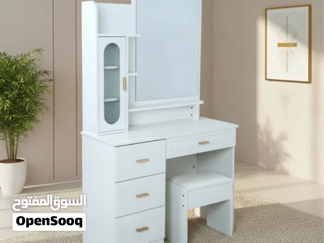 طاولة زينة عصرية بيضاء مع مرآة ومقعد ومساحات تخزين