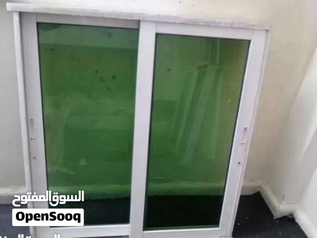 شباك الألمنيوم نظيف بلمع طول متر والعرض متر