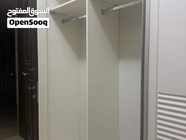 خزانة ملابس للبيع بوضع ممتاز لون ابيض