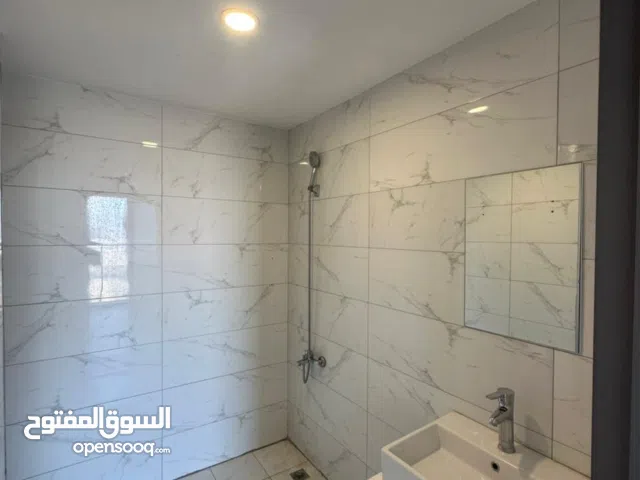 شقه للايجار في مجمع لايف تاورز مساحة 109 م