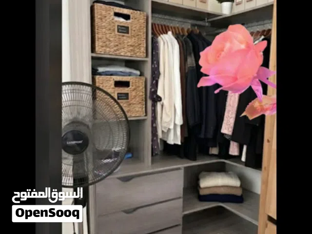 خزانة خائط للملابس... وخزانة درفتين و3 دروح ... مع تواليت دروج كما هو بالشكل ..