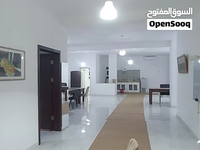 شقه مكتبيه للإيجار جاهزة ب الأثاث في طريق النهر على الرئيسي مباشرة