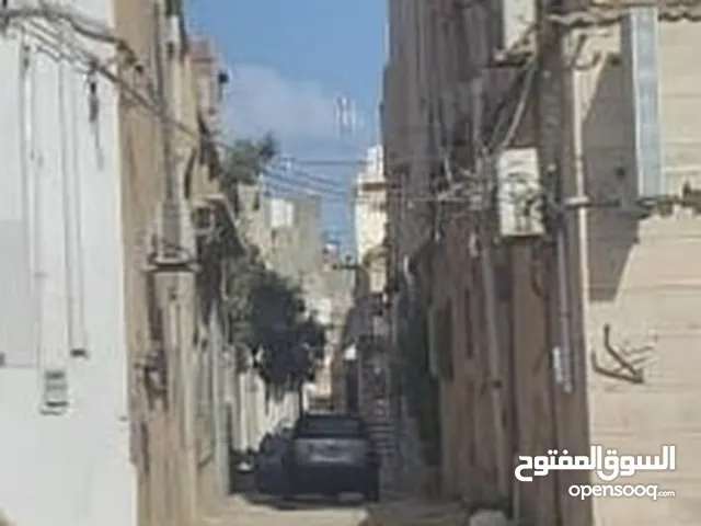 ارض للبيع 500 متر ، بها 3 محلات وشقتين مفصولات ومنزل عربي وارض فاضيه