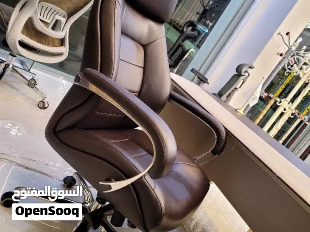 يتوفر كراسي مكتبية دوارة وثابتة طبية وعادية تناسب جميع الاعمال والاذواق بسعر مناسب